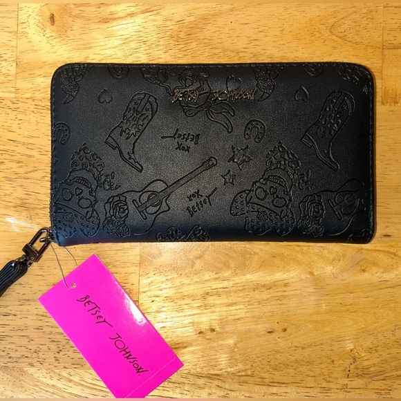 BETSEY JOHNSON XOXO Black Embossed Full Zip Wristlet Wallet. - Picture 8 of 10
